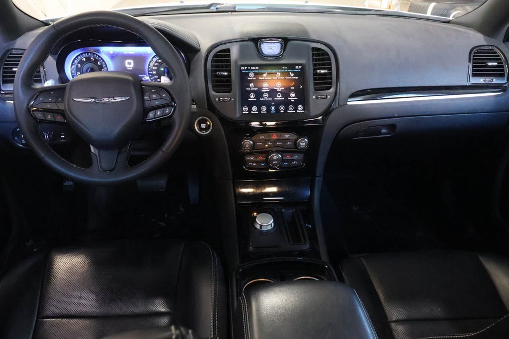 2023 Chrysler 300 300S + AWD + APPARENCE RED S + TOIT OUVRANT PANO in Terrebonne, Quebec - 14 - w1024h768px