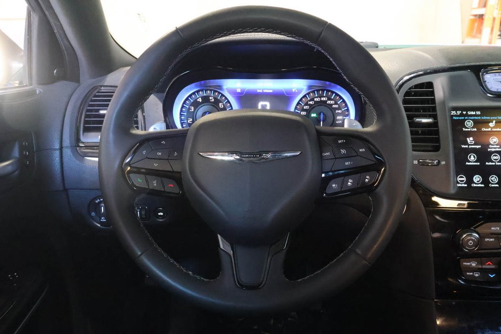 2023 Chrysler 300 300S + AWD + APPARENCE RED S + TOIT OUVRANT PANO in Terrebonne, Quebec - 15 - w1024h768px
