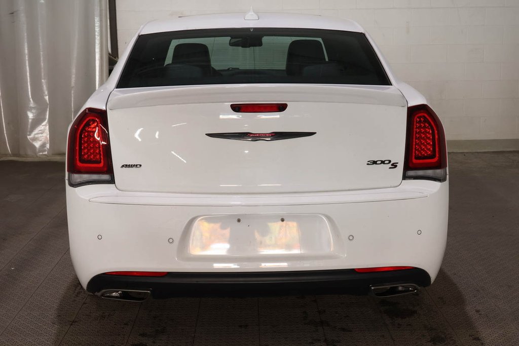 2023 Chrysler 300 300S + AWD + APPARENCE RED S + TOIT OUVRANT PANO in Terrebonne, Quebec - 6 - w1024h768px