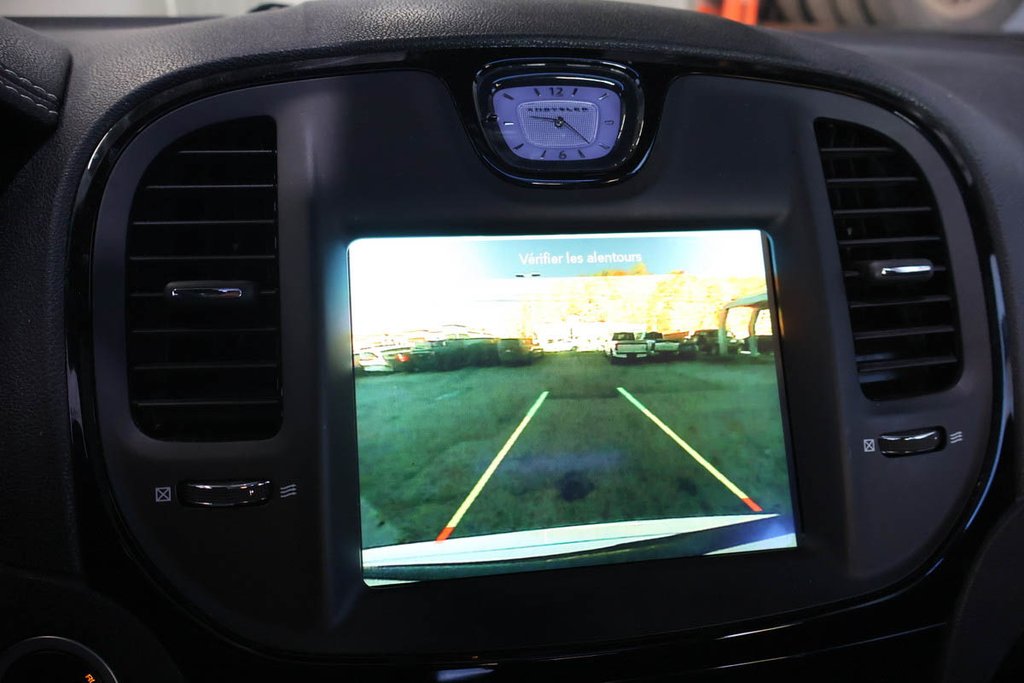 2023 Chrysler 300 300S + AWD + APPARENCE RED S + TOIT OUVRANT PANO in Terrebonne, Quebec - 22 - w1024h768px
