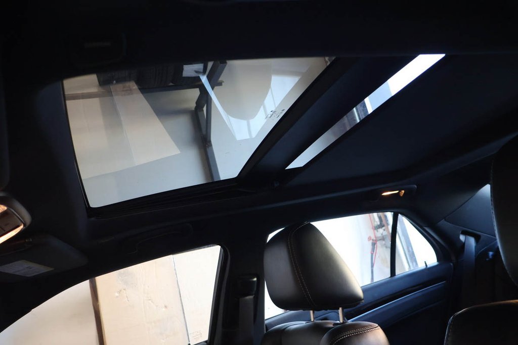 2023 Chrysler 300 300S + AWD + APPARENCE RED S + TOIT OUVRANT PANO in Terrebonne, Quebec - 11 - w1024h768px