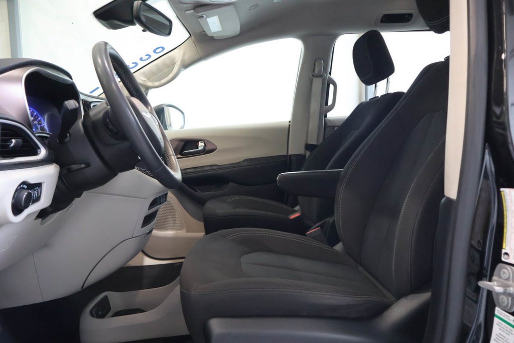 2023 Chrysler GRAND CARAVAN SXT + 7 PASSAGERS + CARPLAY in Terrebonne, Quebec - 13 - w1024h768px