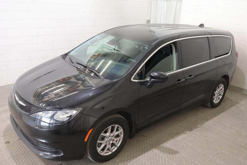 2023 Chrysler GRAND CARAVAN SXT + 7 PASSAGERS + CARPLAY in Terrebonne, Quebec - 3 - w1024h768px