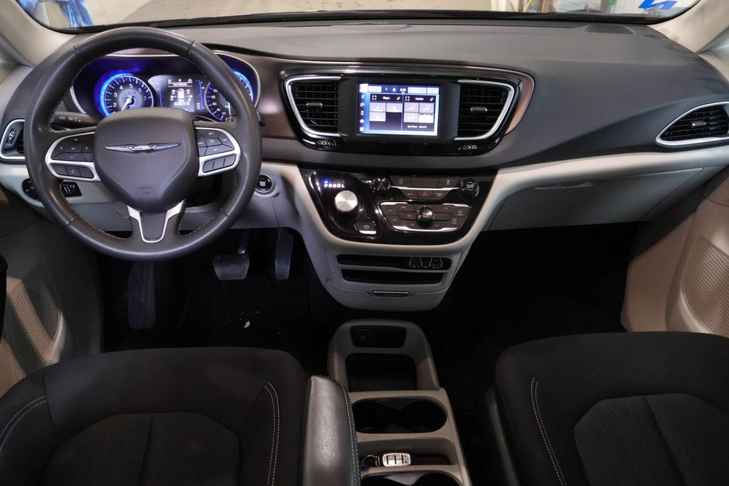 2023 Chrysler GRAND CARAVAN SXT + 7 PASSAGERS + CARPLAY in Terrebonne, Quebec - 15 - w1024h768px