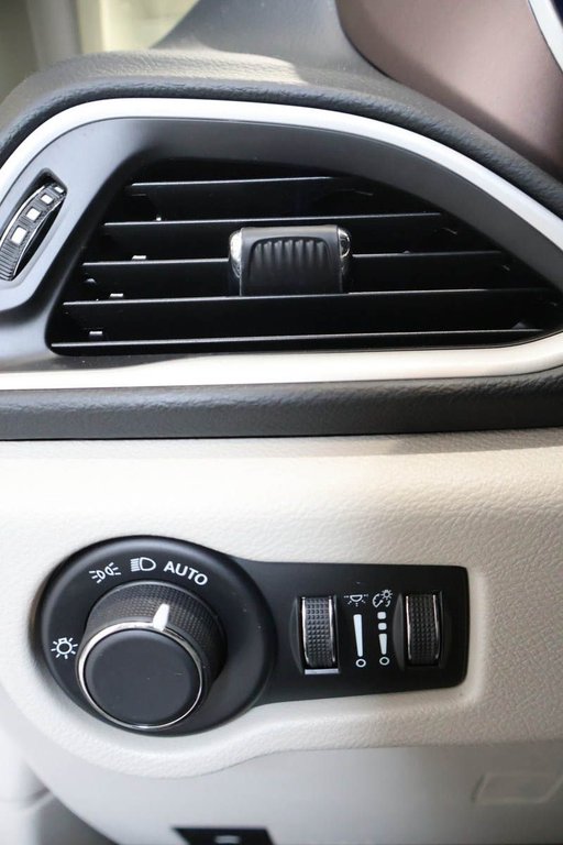 2023 Chrysler GRAND CARAVAN SXT + 7 PASSAGERS + CARPLAY in Terrebonne, Quebec - 26 - w1024h768px