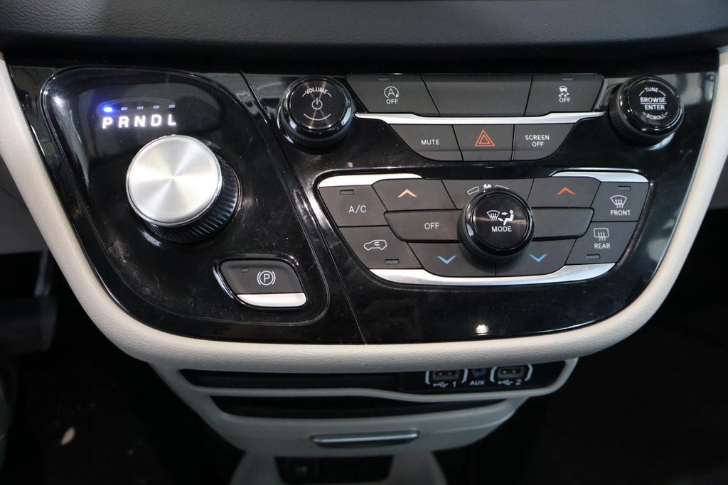 2023 Chrysler GRAND CARAVAN SXT + 7 PASSAGERS + CARPLAY in Terrebonne, Quebec - 25 - w1024h768px