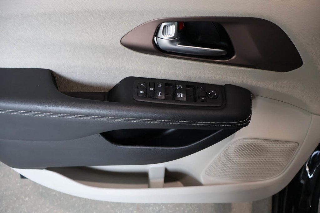 2023 Chrysler GRAND CARAVAN SXT + 7 PASSAGERS + CARPLAY in Terrebonne, Quebec - 27 - w1024h768px