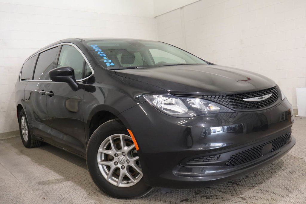 2023 Chrysler GRAND CARAVAN SXT + 7 PASSAGERS + CARPLAY in Terrebonne, Quebec - 1 - w1024h768px