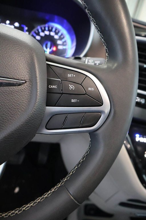 2023 Chrysler GRAND CARAVAN SXT + 7 PASSAGERS + CARPLAY in Terrebonne, Quebec - 19 - w1024h768px