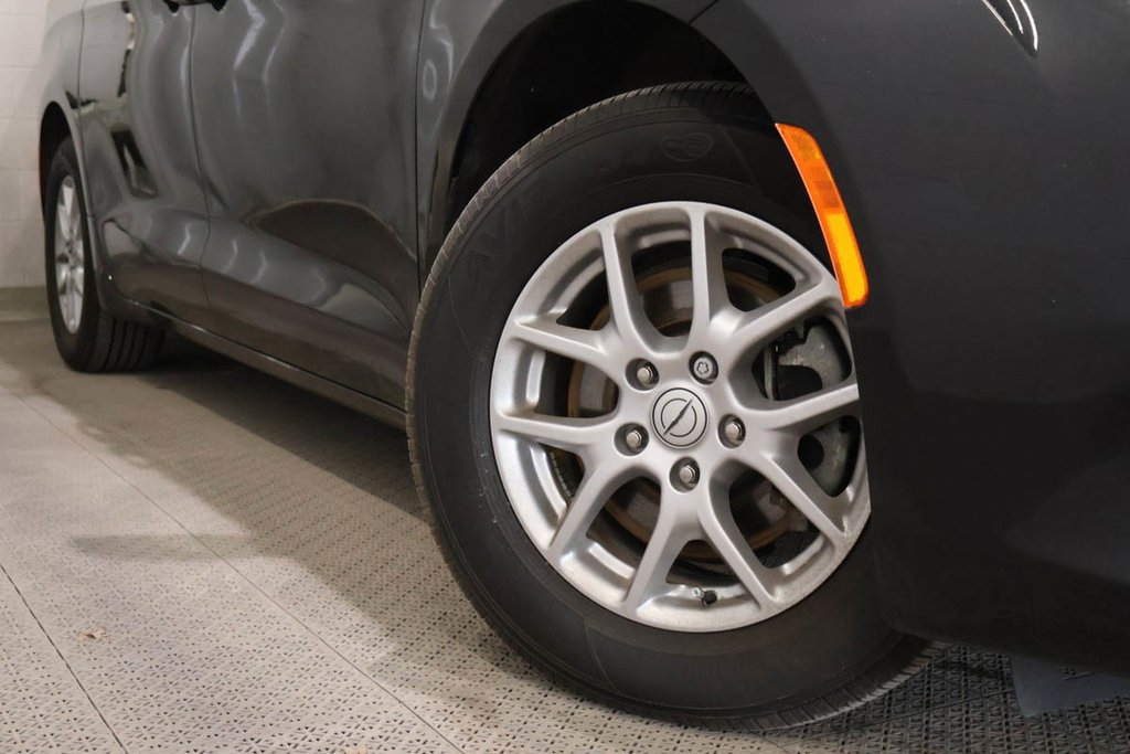 2023 Chrysler GRAND CARAVAN SXT + 7 PASSAGERS + CARPLAY in Terrebonne, Quebec - 11 - w1024h768px