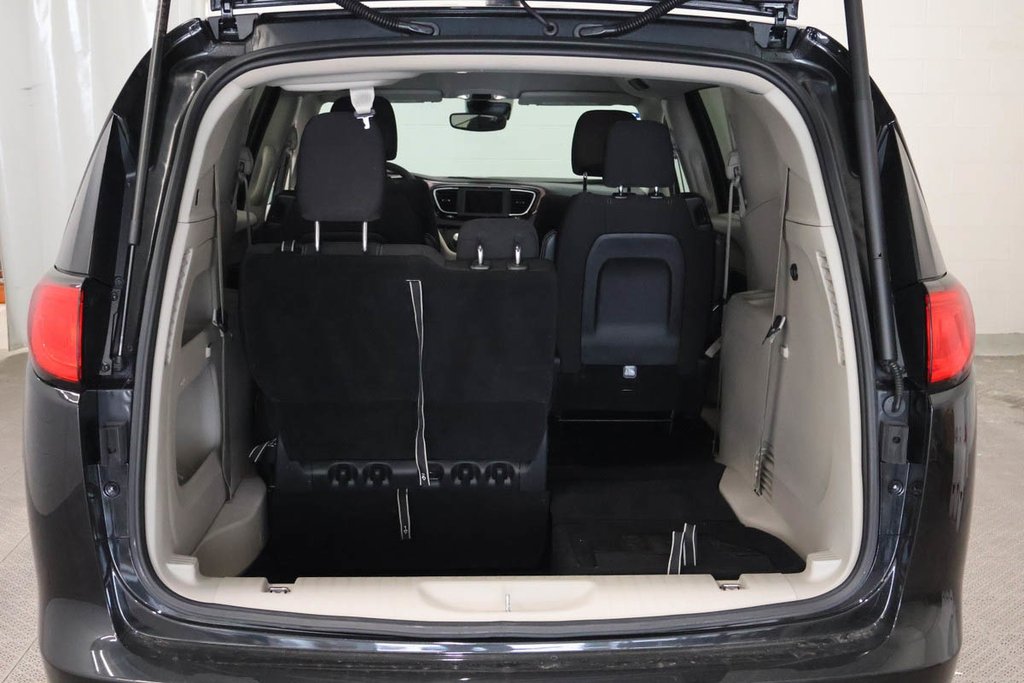 2023 Chrysler GRAND CARAVAN SXT + 7 PASSAGERS + CARPLAY in Terrebonne, Quebec - 7 - w1024h768px