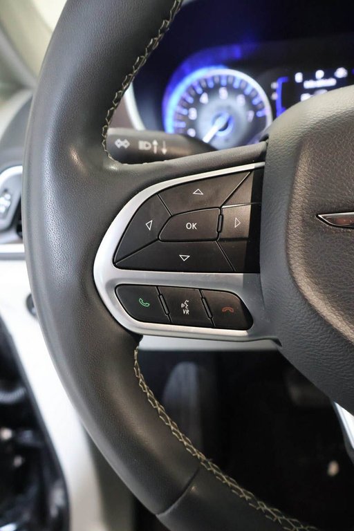 2023 Chrysler GRAND CARAVAN SXT + 7 PASSAGERS + CARPLAY in Terrebonne, Quebec - 18 - w1024h768px