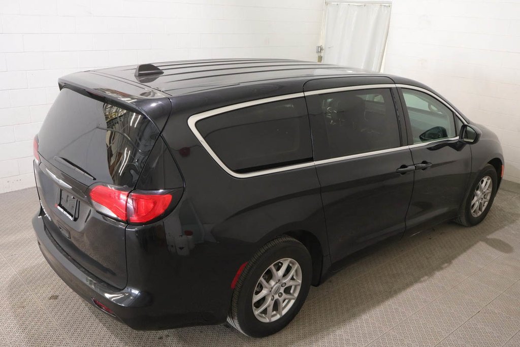 2023 Chrysler GRAND CARAVAN SXT + 7 PASSAGERS + CARPLAY in Terrebonne, Quebec - 10 - w1024h768px