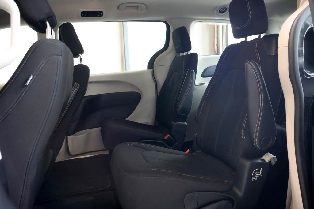 2023 Chrysler GRAND CARAVAN SXT + 7 PASSAGERS + CARPLAY in Terrebonne, Quebec - 29 - w1024h768px