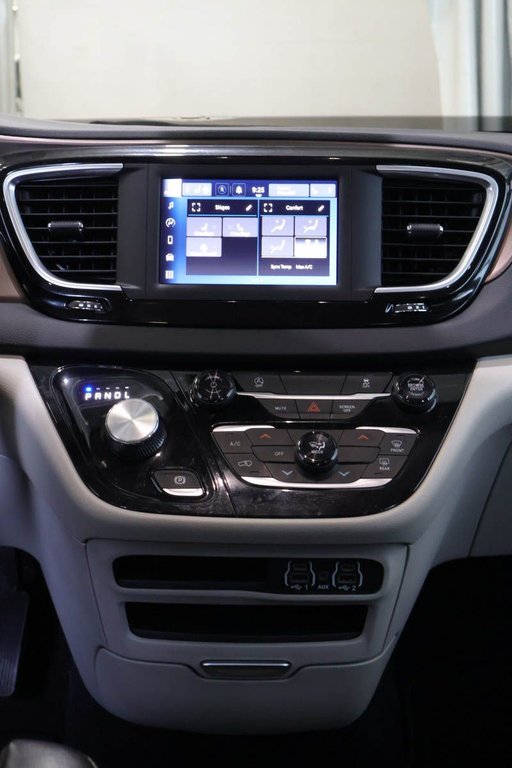 2023 Chrysler GRAND CARAVAN SXT + 7 PASSAGERS + CARPLAY in Terrebonne, Quebec - 22 - w1024h768px