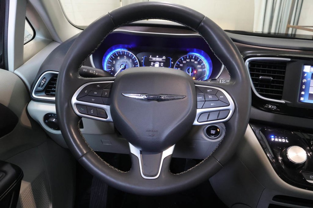 2023 Chrysler GRAND CARAVAN SXT + 7 PASSAGERS + CARPLAY in Terrebonne, Quebec - 17 - w1024h768px