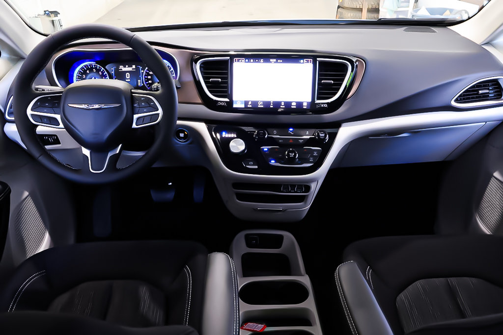 2024 Chrysler Grand Caravan SXT in Terrebonne, Quebec - 12 - w1024h768px
