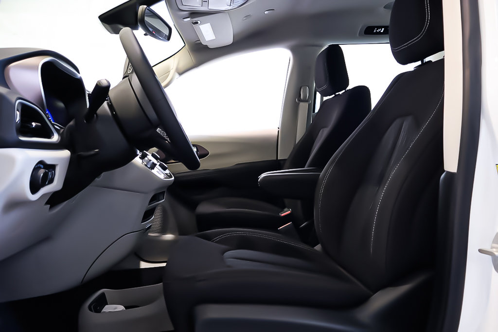 2024 Chrysler Grand Caravan SXT in Terrebonne, Quebec - 10 - w1024h768px