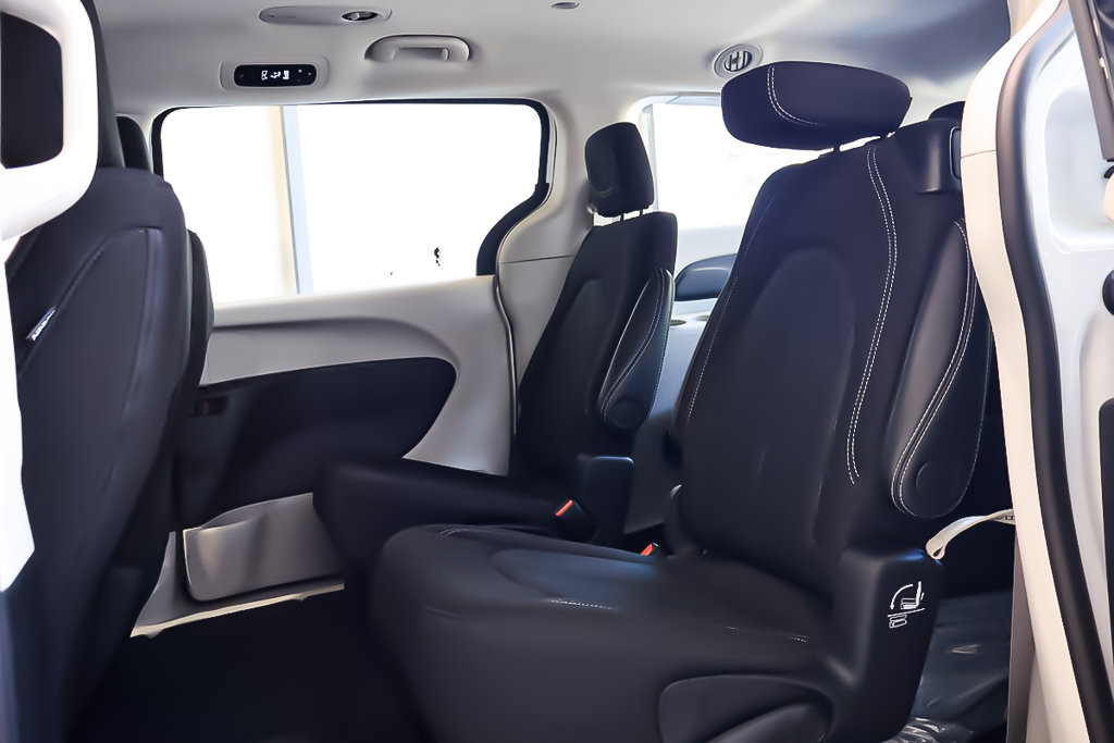 2024 Chrysler Grand Caravan SXT in Terrebonne, Quebec - 23 - w1024h768px