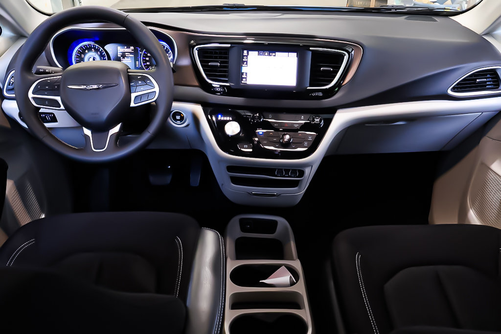 Chrysler Grand Caravan SXT + STOW N GO + CARPLAY 2024 à Terrebonne, Québec - 15 - w1024h768px