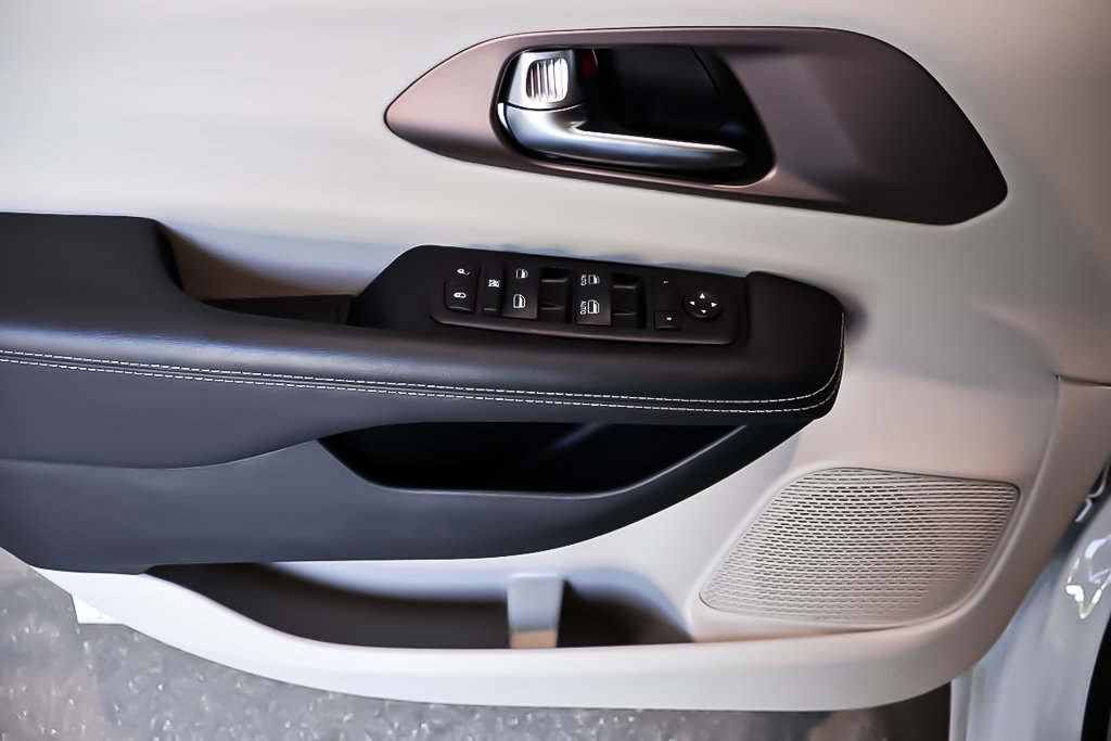 Chrysler Grand Caravan SXT + STOW N GO + CARPLAY 2024 à Terrebonne, Québec - 27 - w1024h768px