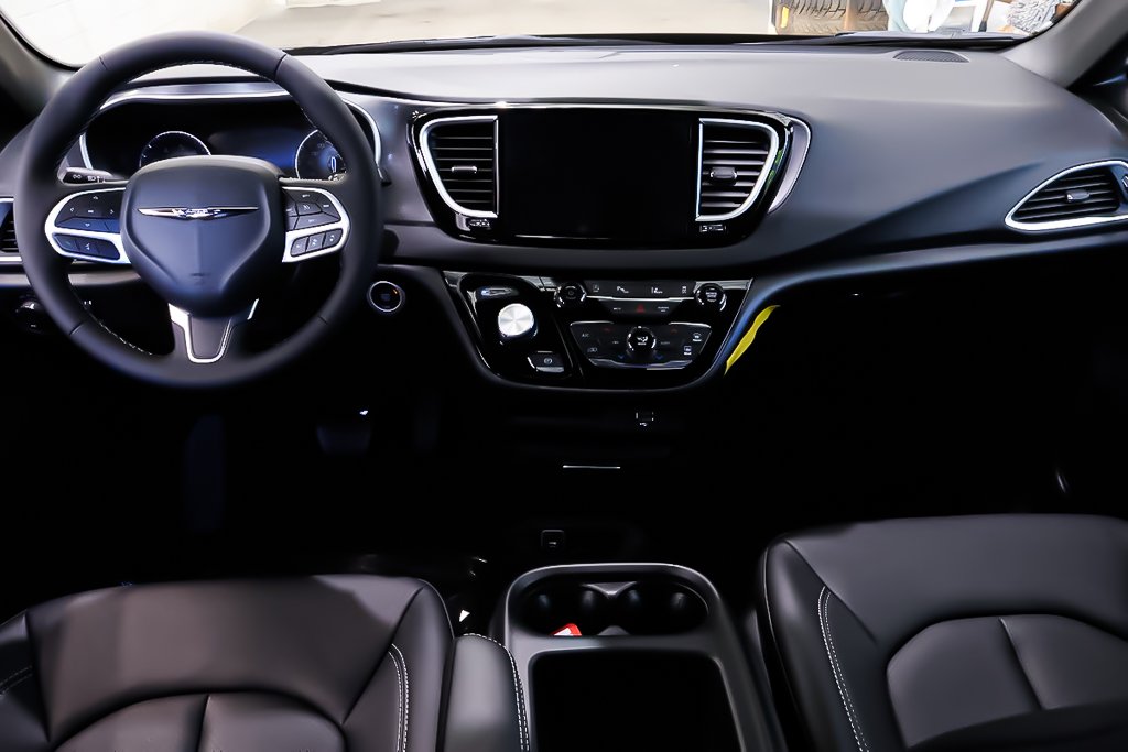 2026 Chrysler Grand Caravan SXT in Terrebonne, Quebec - 12 - w1024h768px