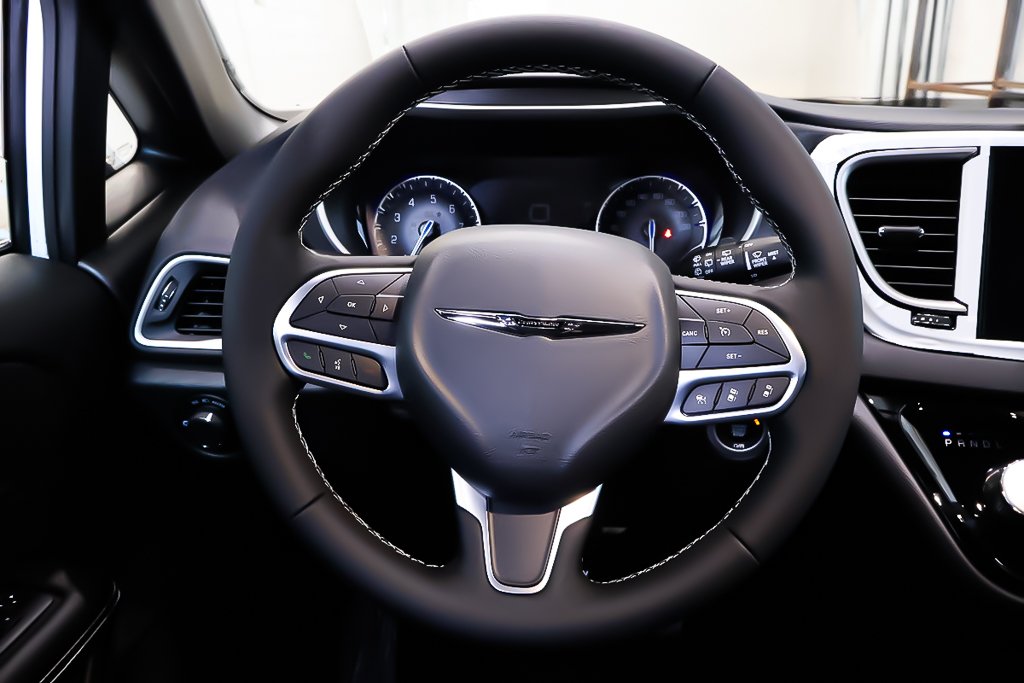 Chrysler Grand Caravan SXT 2026 à Terrebonne, Québec - 13 - w1024h768px