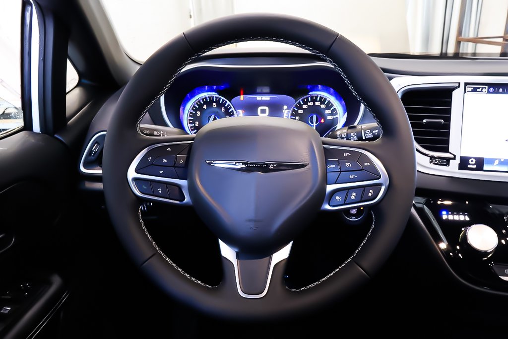 2026 Chrysler Grand Caravan SXT in Terrebonne, Quebec - 13 - w1024h768px