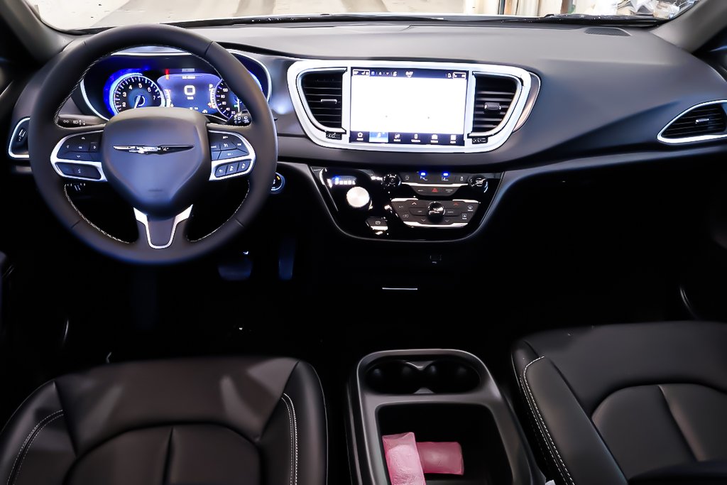 2026 Chrysler Grand Caravan SXT in Terrebonne, Quebec - 12 - w1024h768px