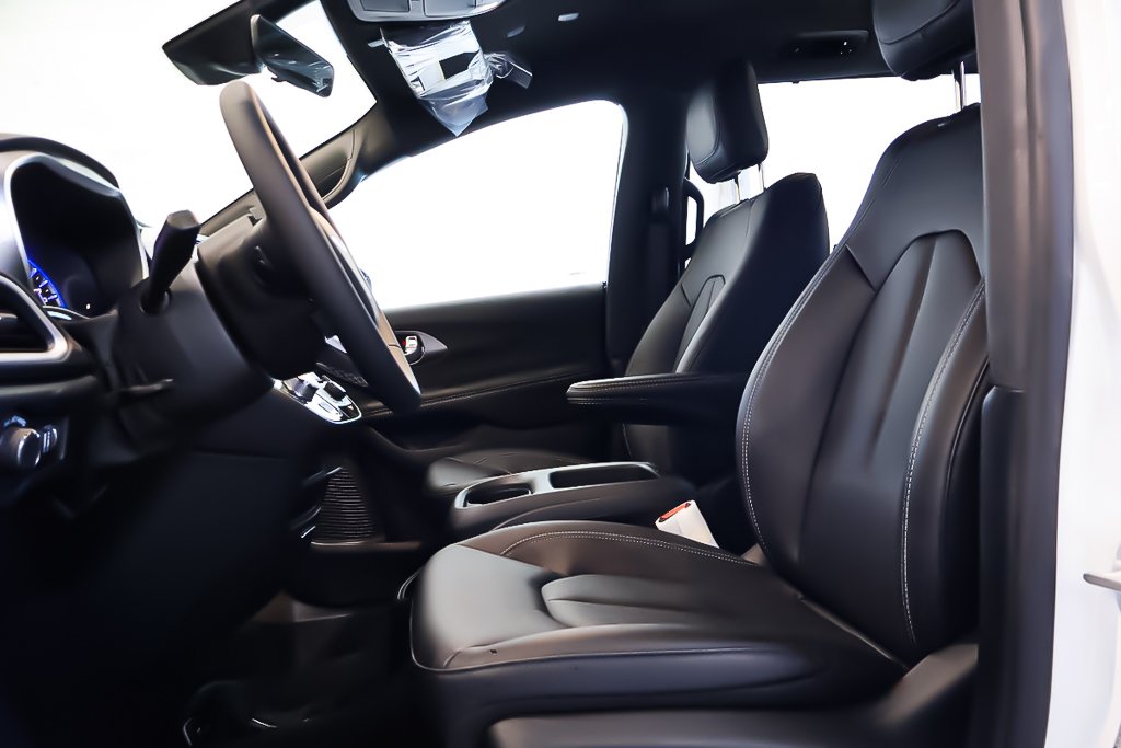 2026 Chrysler Grand Caravan SXT in Terrebonne, Quebec - 10 - w1024h768px