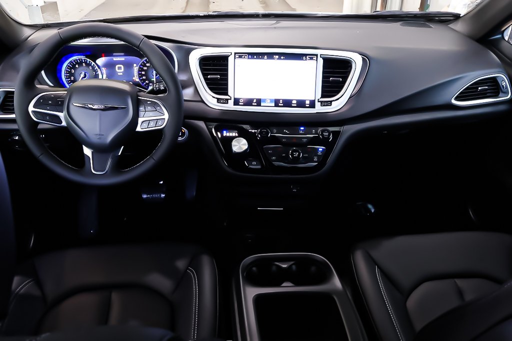 2026 Chrysler Grand Caravan SXT in Terrebonne, Quebec - 12 - w1024h768px