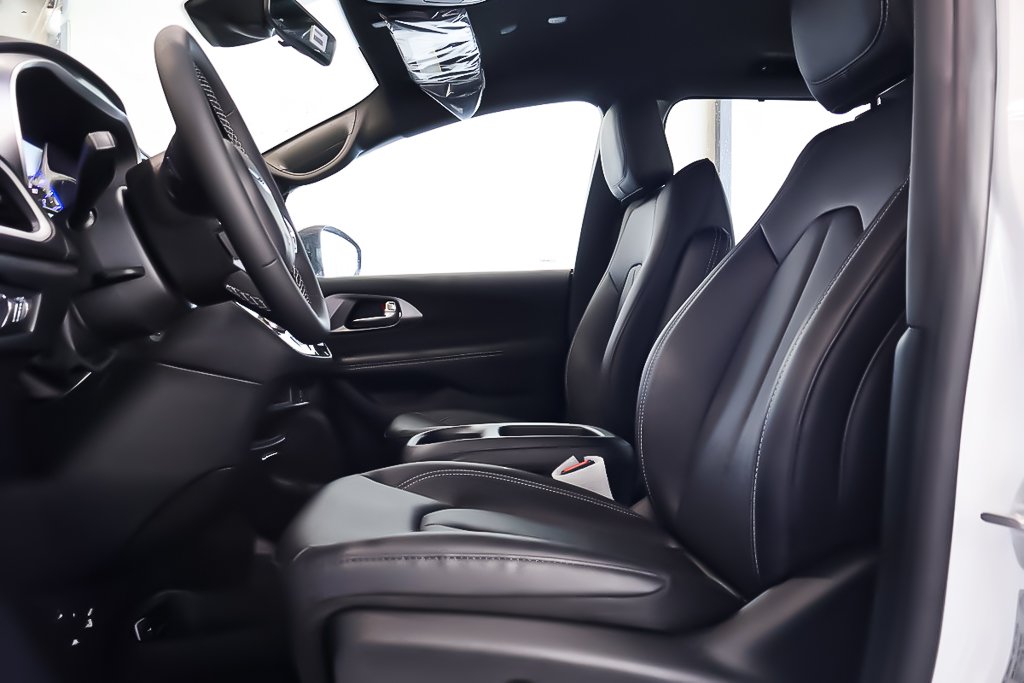 2026 Chrysler Grand Caravan SXT in Terrebonne, Quebec - 10 - w1024h768px