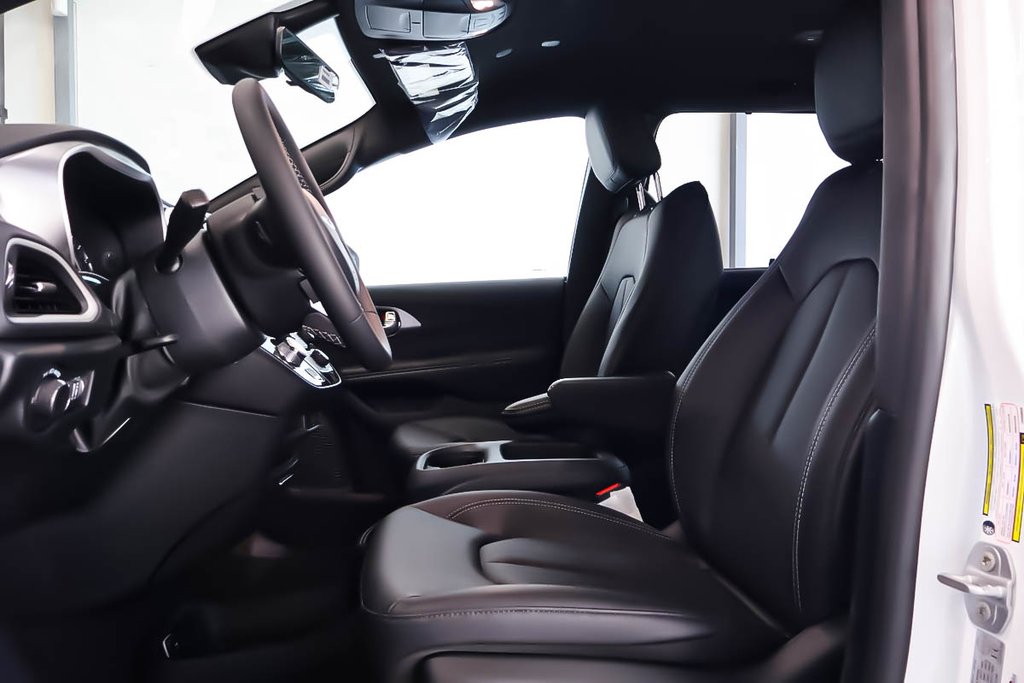 2026 Chrysler Grand Caravan SXT in Terrebonne, Quebec - 10 - w1024h768px