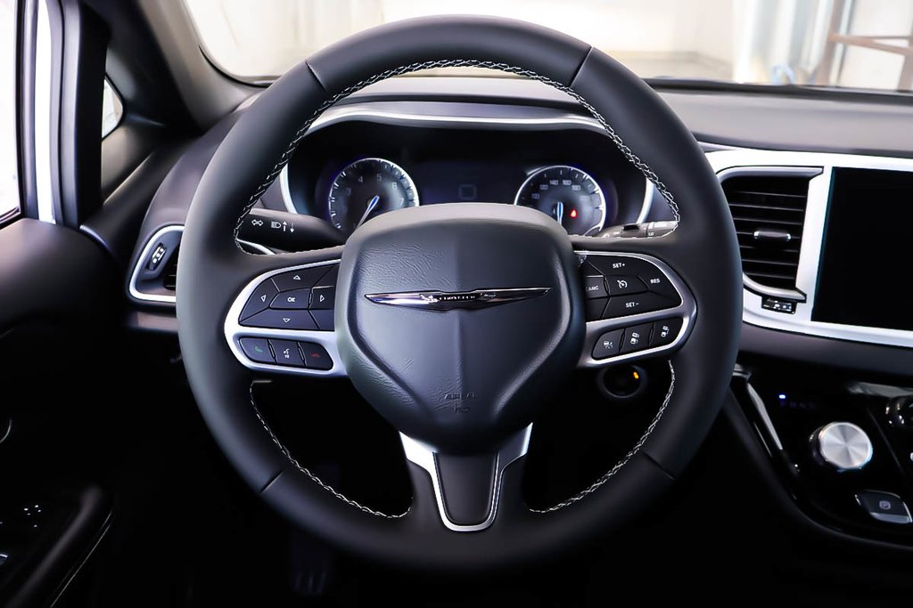 2026 Chrysler Grand Caravan SXT in Terrebonne, Quebec - 13 - w1024h768px