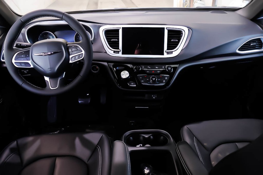 2026 Chrysler Grand Caravan SXT in Terrebonne, Quebec - 12 - w1024h768px