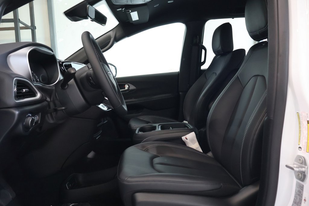 2027 Chrysler Grand Caravan SXT in Terrebonne, Quebec - 5 - w1024h768px