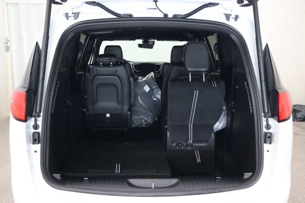 2027 Chrysler Grand Caravan SXT in Terrebonne, Quebec - 18 - w1024h768px