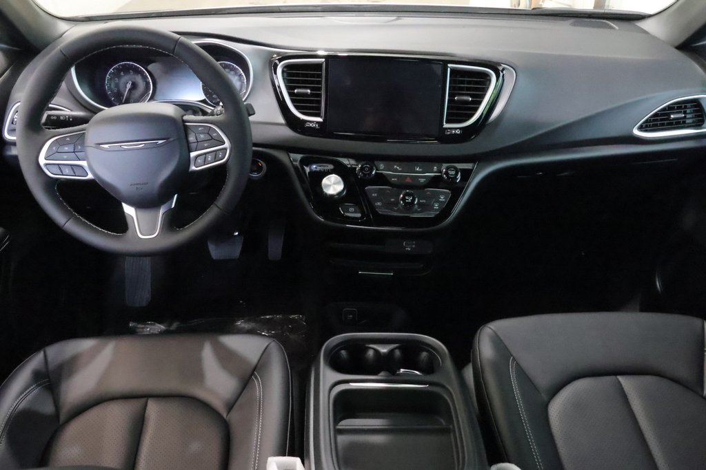 2027 Chrysler Grand Caravan SXT in Terrebonne, Quebec - 7 - w1024h768px