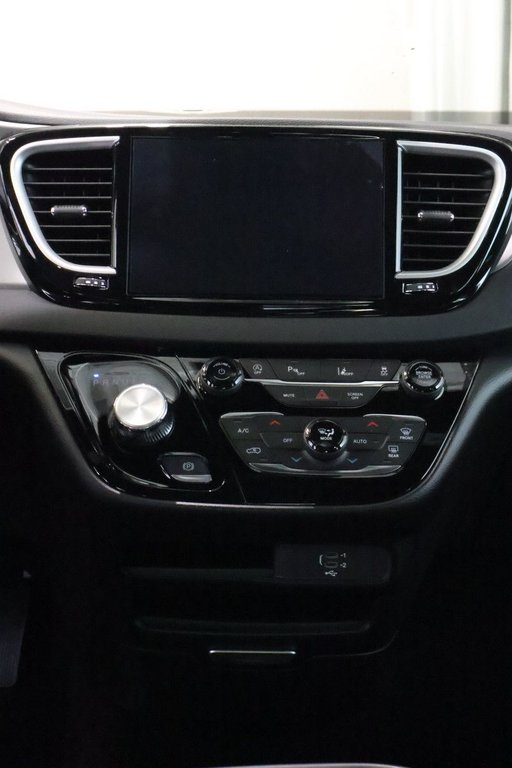 2027 Chrysler Grand Caravan SXT in Terrebonne, Quebec - 11 - w1024h768px