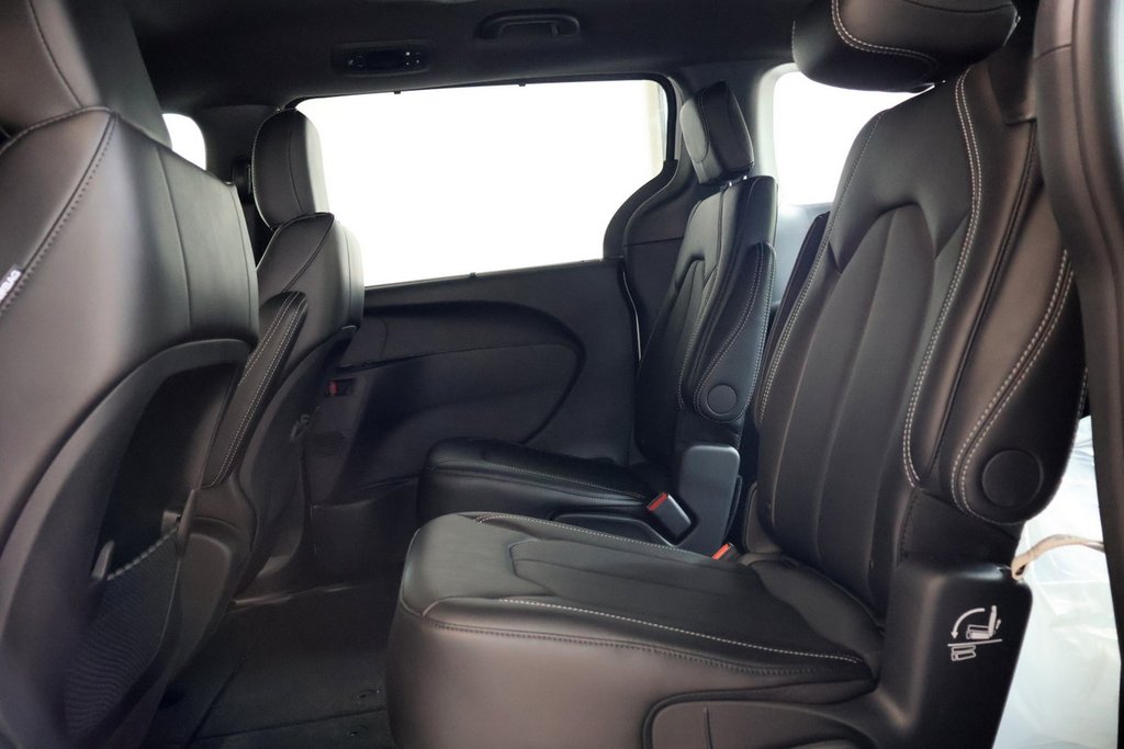2027 Chrysler Grand Caravan SXT in Terrebonne, Quebec - 13 - w1024h768px