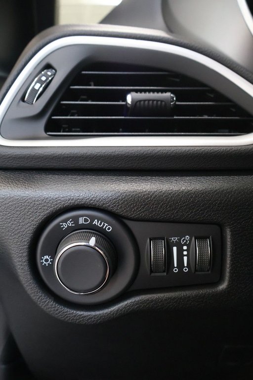 2027 Chrysler Grand Caravan SXT in Terrebonne, Quebec - 12 - w1024h768px