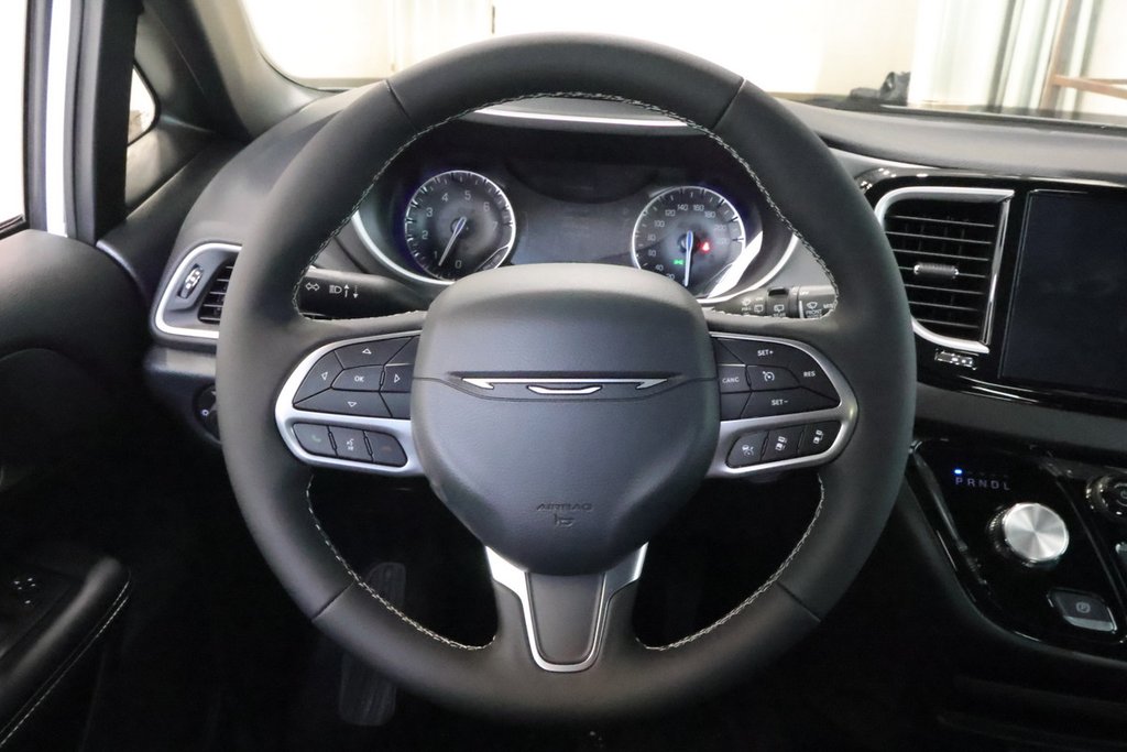 2027 Chrysler Grand Caravan SXT in Terrebonne, Quebec - 8 - w1024h768px