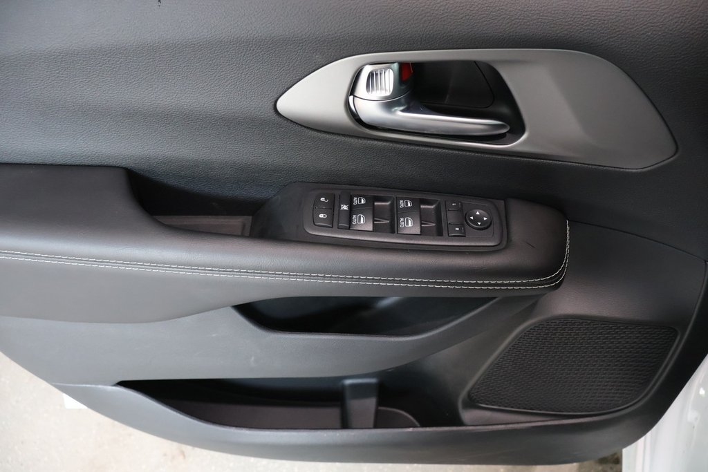 2027 Chrysler Grand Caravan SXT in Terrebonne, Quebec - 14 - w1024h768px