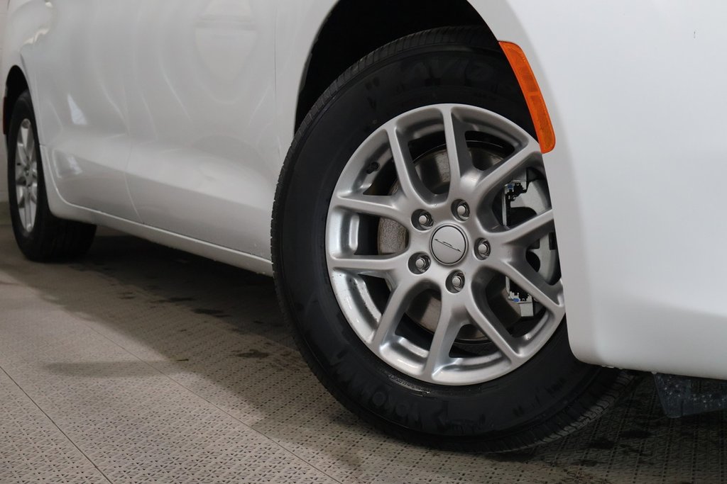 2027 Chrysler Grand Caravan SXT in Terrebonne, Quebec - 2 - w1024h768px