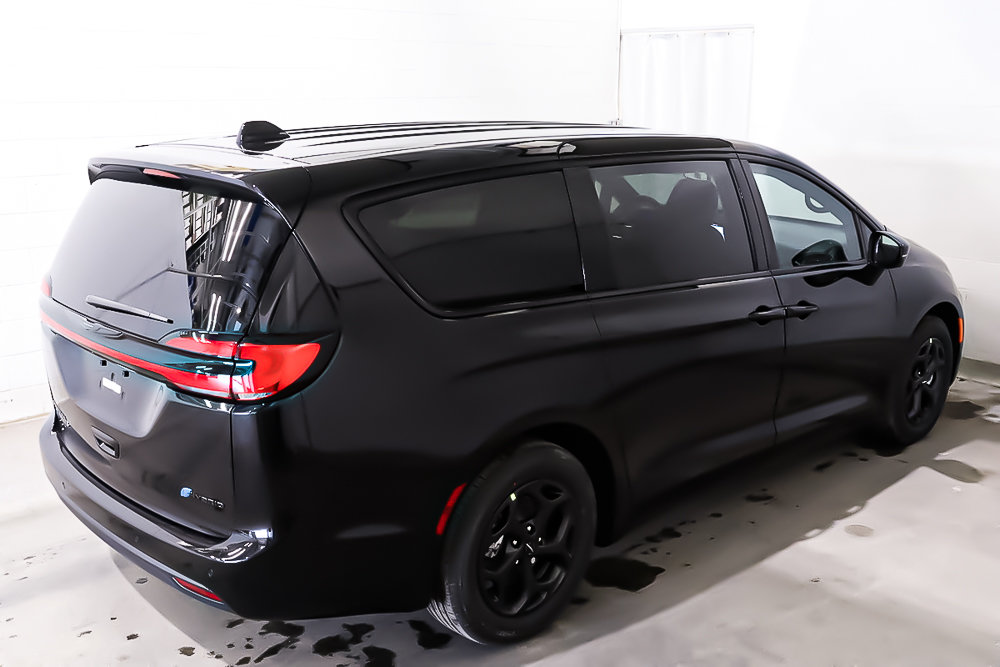 2024 Chrysler Pacifica Hybrid S APPEARANCE in Terrebonne, Quebec - 9 - w1024h768px