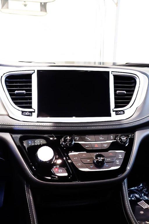 2024 Chrysler PACIFICA PHEV PREMIUM SELECT + ALLURE S + TOIT OUVRANT PANO in Terrebonne, Quebec - 18 - w1024h768px