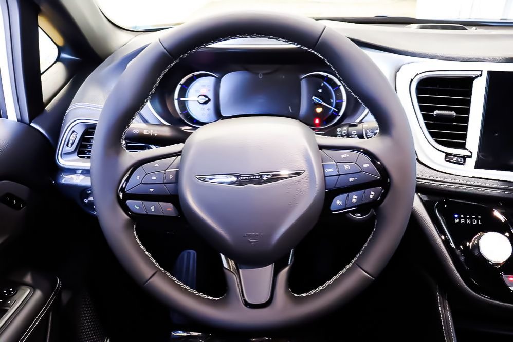 2024 Chrysler PACIFICA PHEV PREMIUM SELECT + ALLURE S + TOIT OUVRANT PANO in Terrebonne, Quebec - 14 - w1024h768px