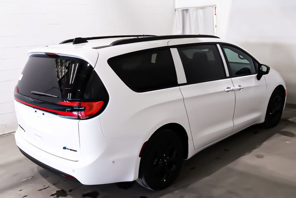 2024 Chrysler PACIFICA PHEV PREMIUM SELECT + ALLURE S + TOIT OUVRANT PANO in Terrebonne, Quebec - 8 - w1024h768px