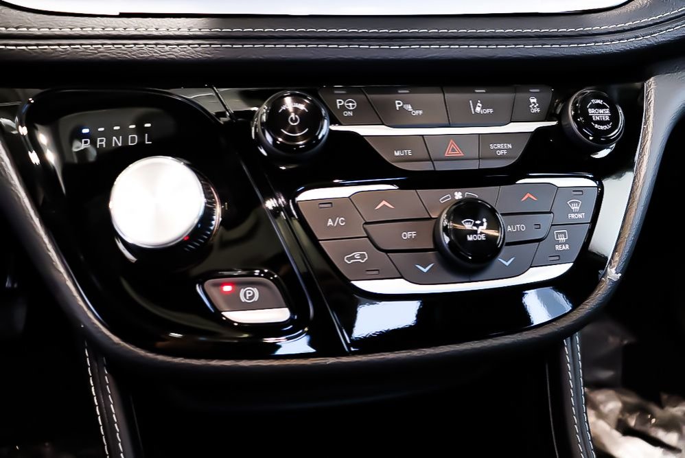 2024 Chrysler PACIFICA PHEV PREMIUM SELECT + ALLURE S + TOIT OUVRANT PANO in Terrebonne, Quebec - 19 - w1024h768px