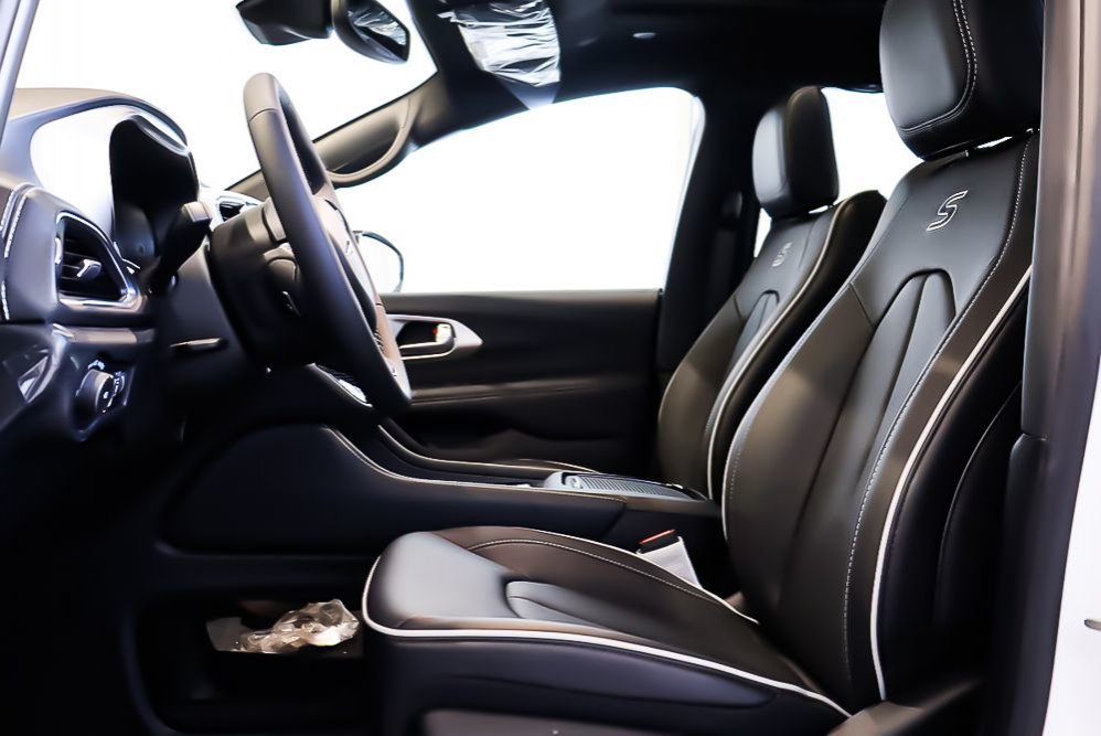 2024 Chrysler PACIFICA PHEV PREMIUM SELECT + ALLURE S + TOIT OUVRANT PANO in Terrebonne, Quebec - 10 - w1024h768px